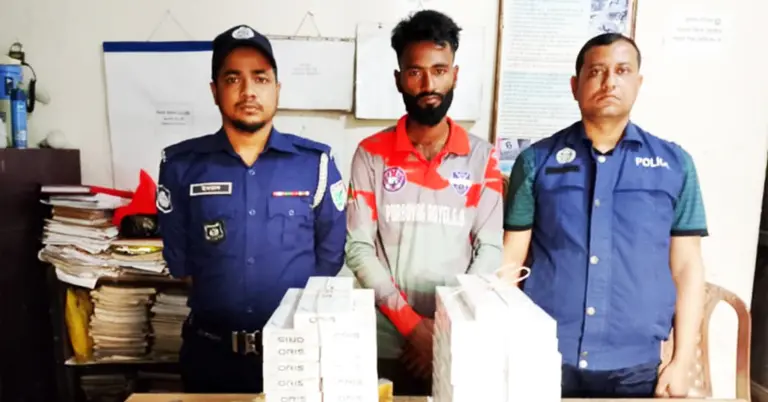 পুলিশি হেয়াজতে আটক ব্যক্তি ও উদ্ধারকৃত সিগারেট